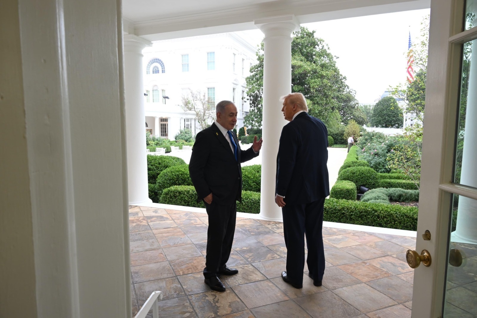 El presidente de Estados Unidos, Donald Trump, recibe al primer ministro de Israel, Benjamin Netanyahu. FOTO: Europa Press.