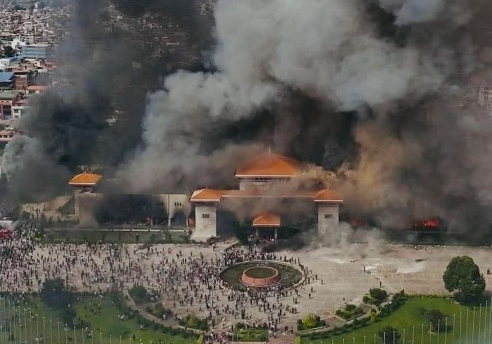 El primer ministro de Nepal, K.P. Sharma Oli, presentó su renuncia este martes tras dos días de protestas masivas que dejaron al menos 19 muertos