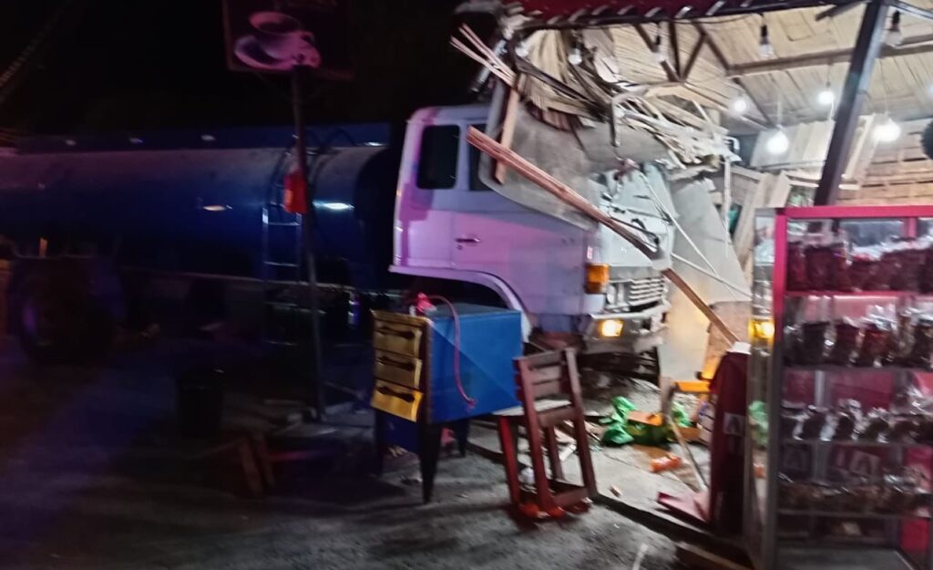 El tanquero se estrelló contra una cafetería en Jipijapa.