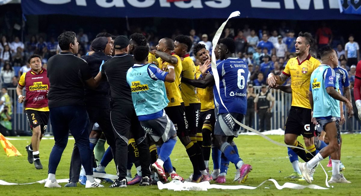 Emelec desiste de acción de protección contra sanción de LigaPro por incidentes en el Clásico.