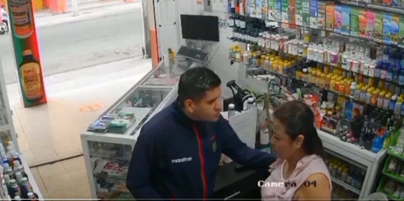 En las imágenes grabadas por las cámaras del negocio, se observa el accionar del delincuente.