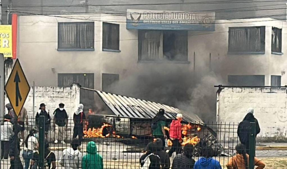 Encapuchados atacan el Comando Policial de Otavalo; hay policías y militares heridos