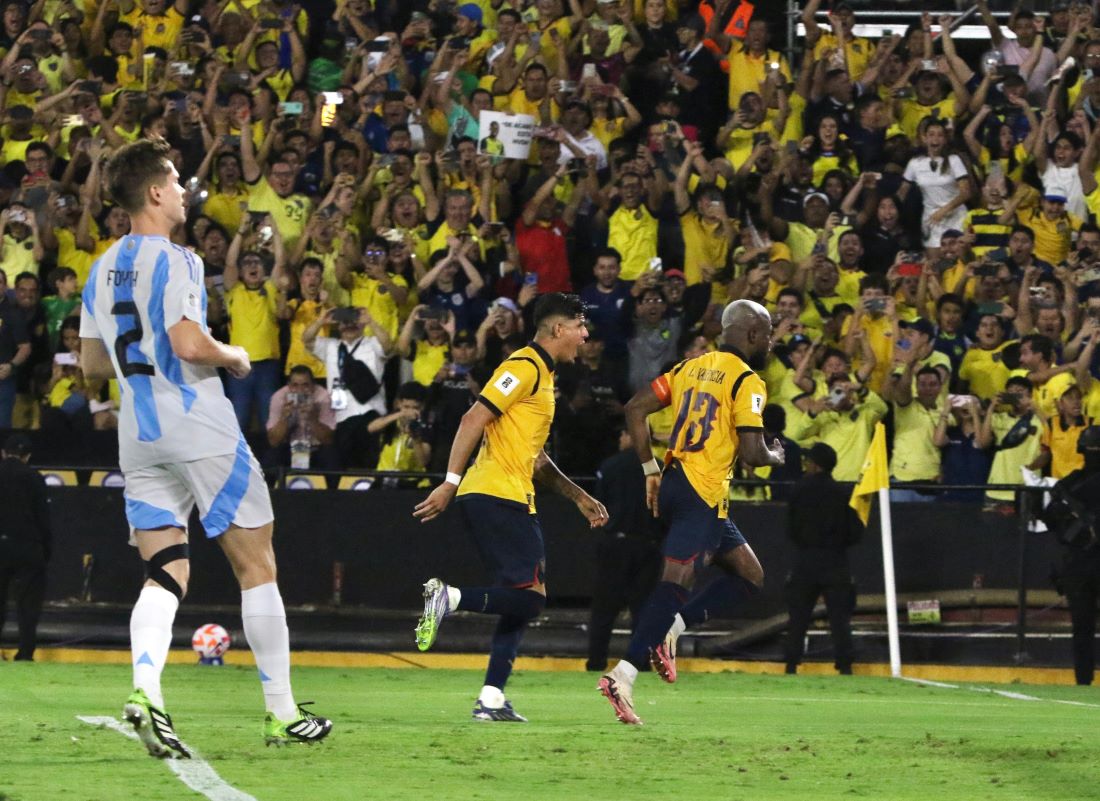 Enner Valencia anota en su partido 100 y Ecuador derrota a Argentina