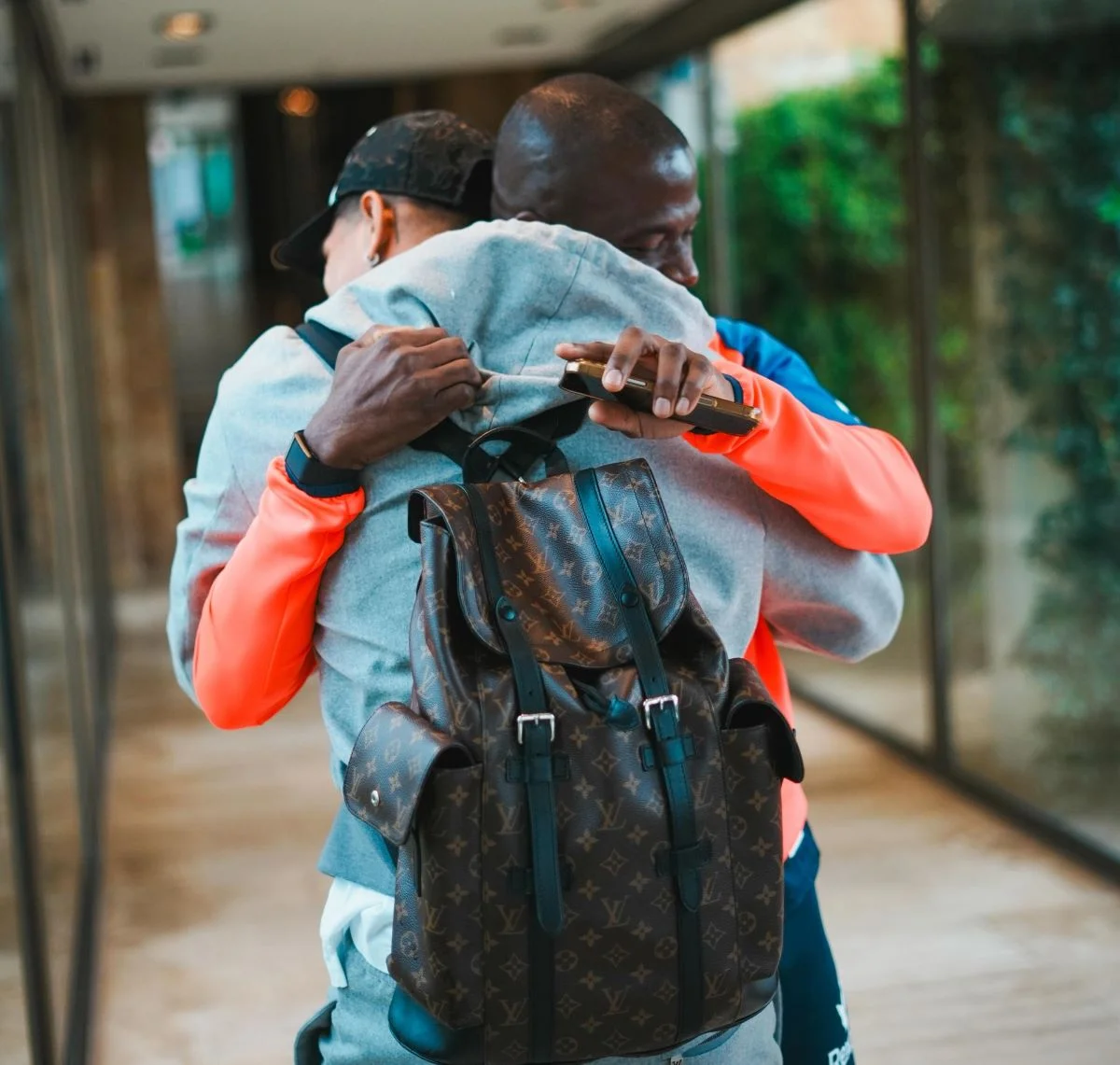 Enner Valencia recibió a Piero Hincapié con un abrazo