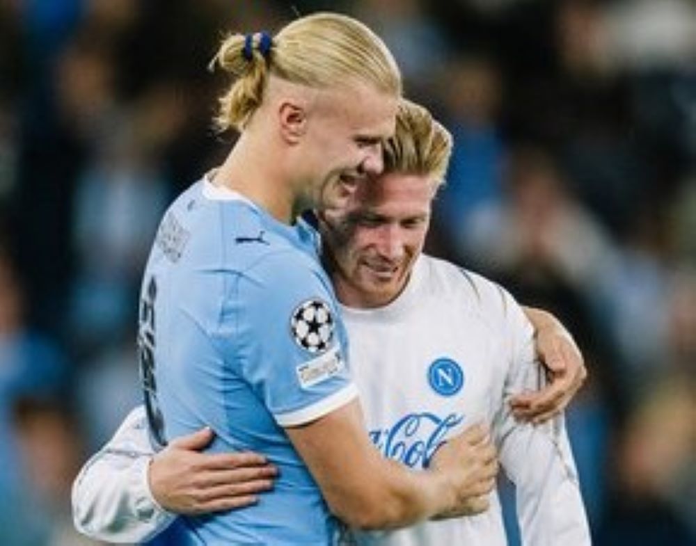 Erling Haaland le da un abrazo a su excompañero Kevin de Bruyne.
