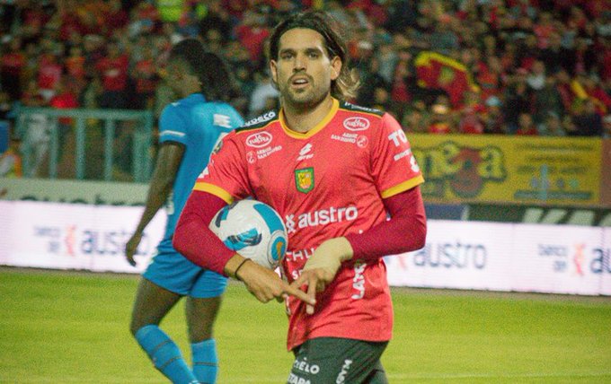 FIFA sanciona a Deportivo Cuenca con prohibición de fichajes por deuda con Pablo Magnín