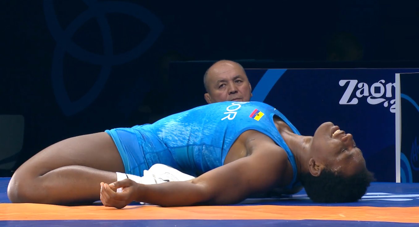 Momento en que Génesis Reasco se consagró campeona mundial de lucha, al vencer a luchadora de Kirguistán Medet Kyzy.