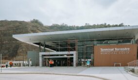 El proyecto, que cubre 34.000 metros cuadrados, incluye seis andenes iniciales ampliables a once para buses interprovinciales y urbanos.