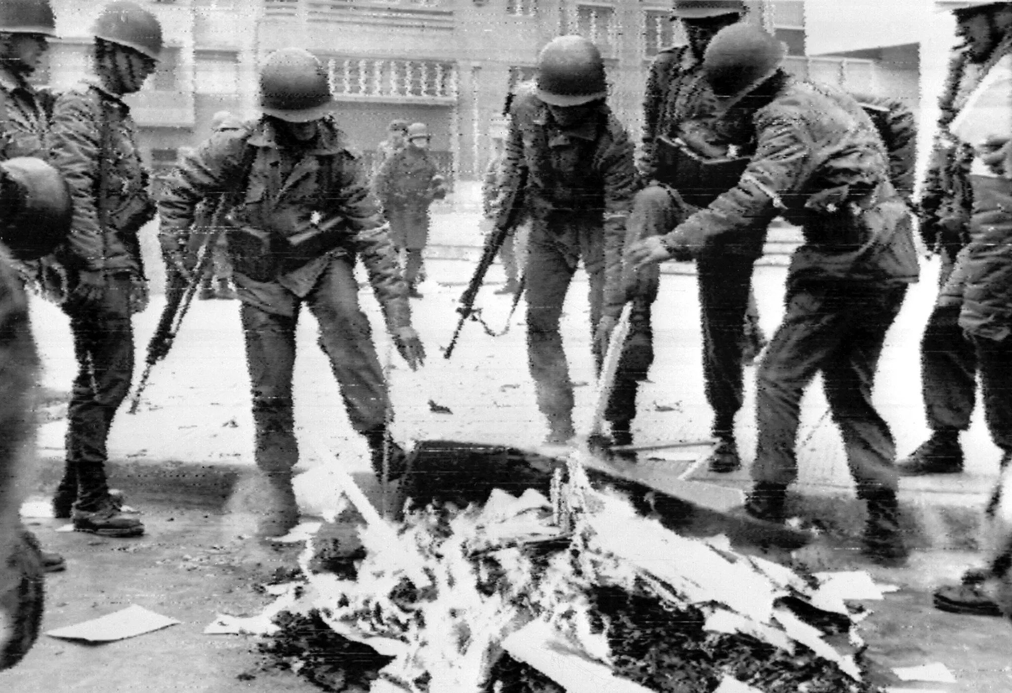 Miembros de las fuerzas armadas chilenas queman libros en la calle en los días posteriores al golpe de estado.