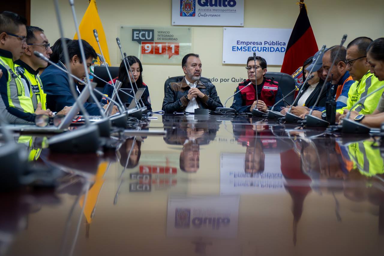 El alcalde de Quito, Pabel Muñoz (centro) durante una reunión.