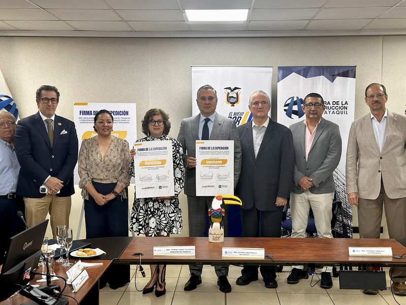 Gobierno de Ecuador impulsa la seguridad laboral en el sector de la construcción con nuevo reglamento.