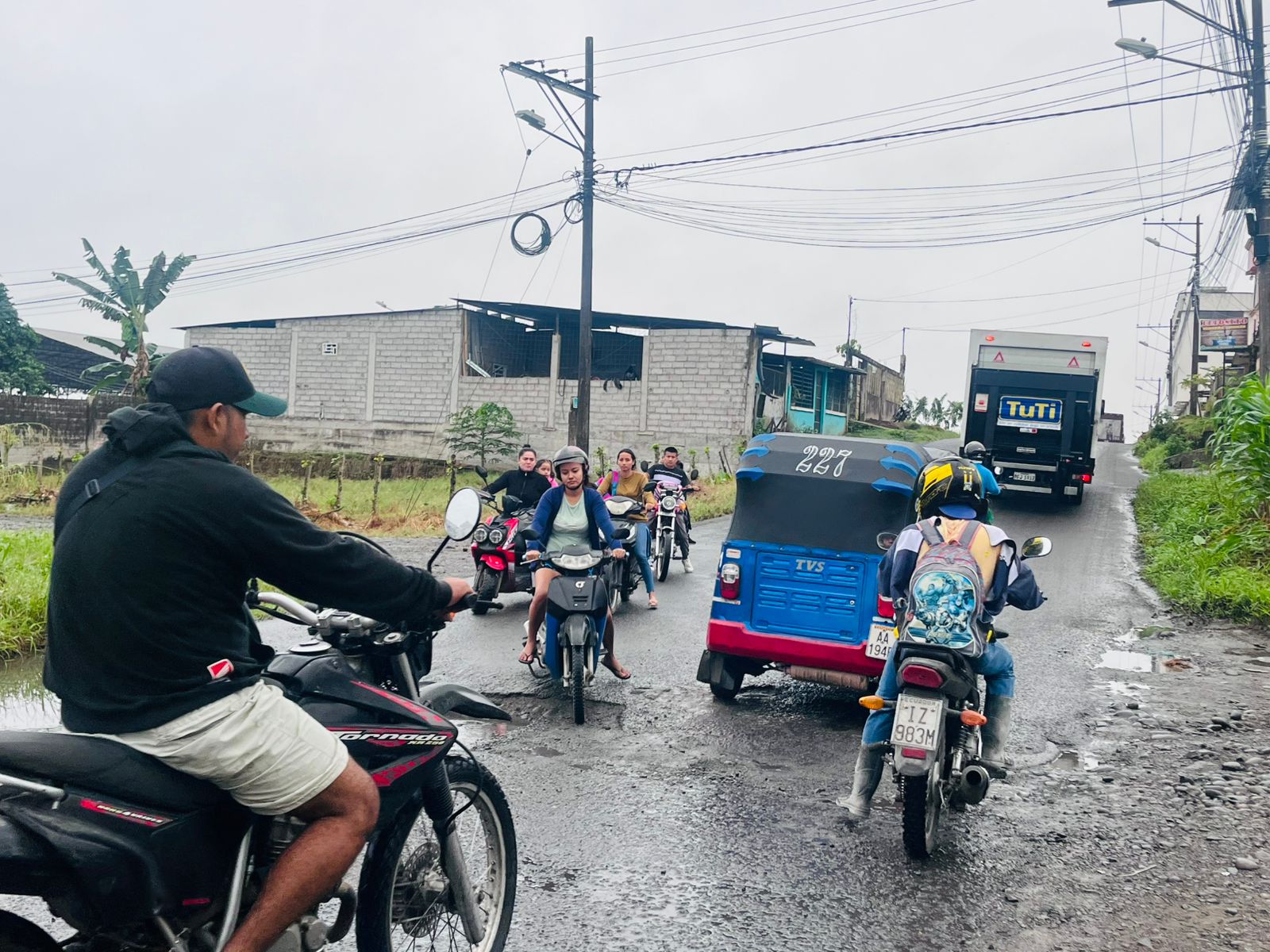 “Hasta las rodillas llega el agua” alerta por caos en la calle Loja de La Concordia