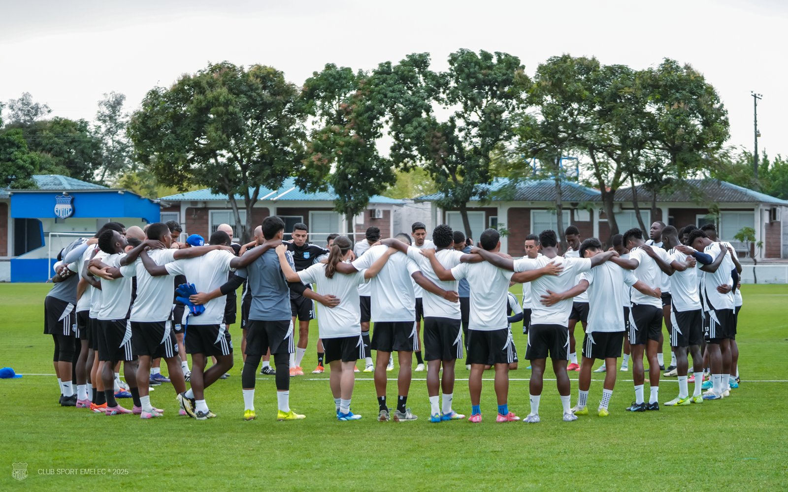 Jugadores de Emelec exigen pago de salarios pendientes ante posible boicot a concentración