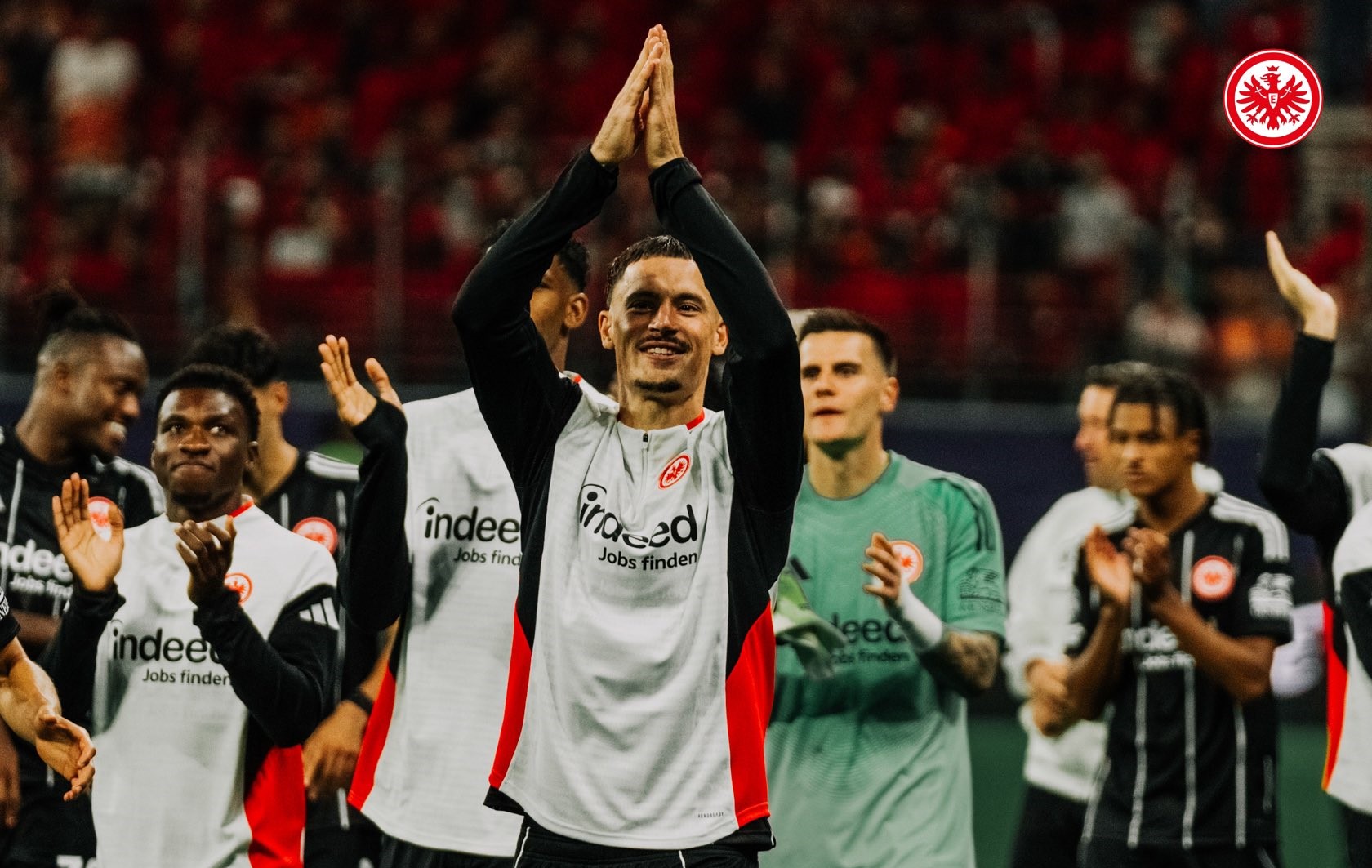 Jugadores de Franfurk celebran la victoria en la Champions.