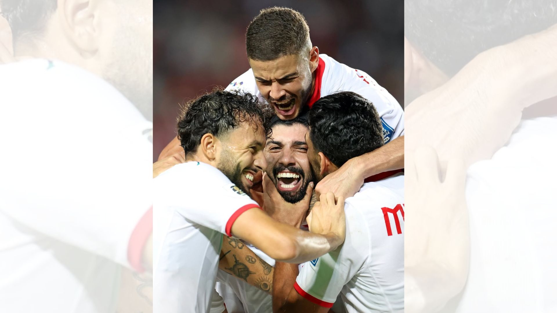 Jugadores de Túnez celebran el gol que les dio la clasificación al Mundial 2026.