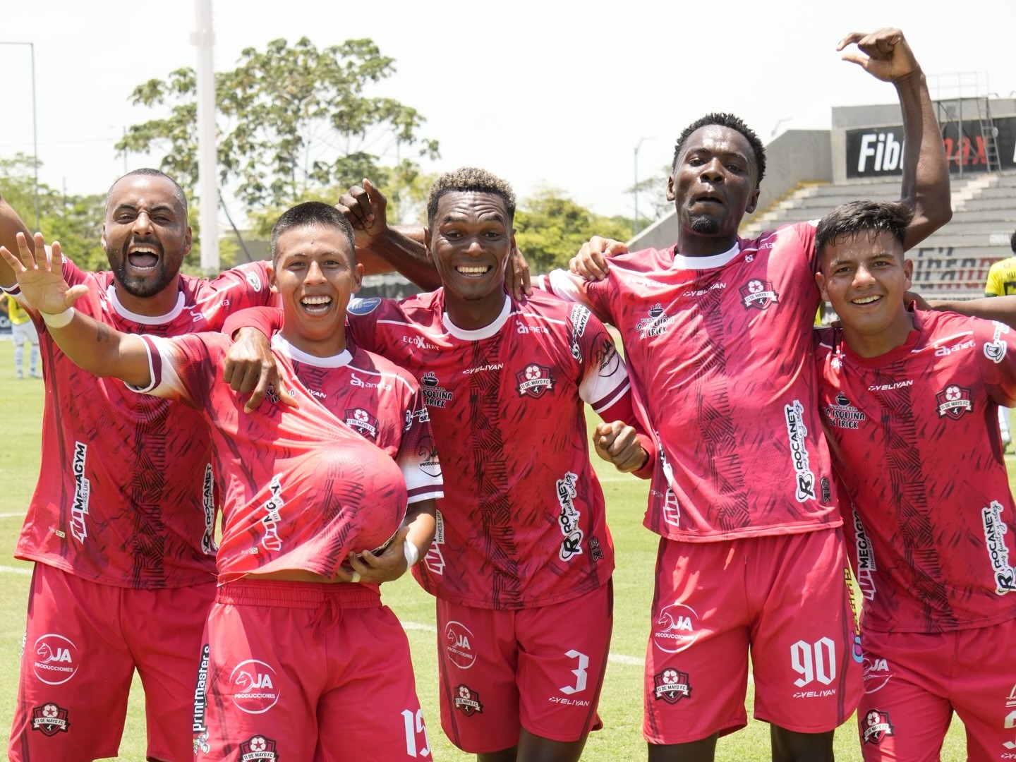 Jugadores del Club 11 de Mayo celebran el gol de Jair Zion ante Atlético Samborondón.
