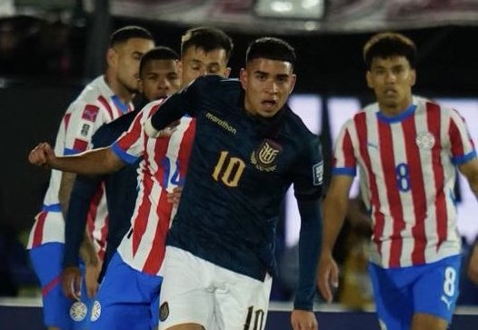 Kendry Páez, volante de Ecuador intenta superar la marca de varios jugadores de Paraguay.