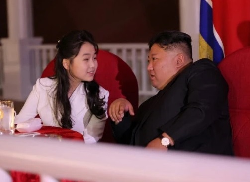 Kim Ju-ae, hija del líder supremo de Corea del Norte, Kim Jong-un, emerge como posible sucesora en la línea de mando del régimen norcoreano.