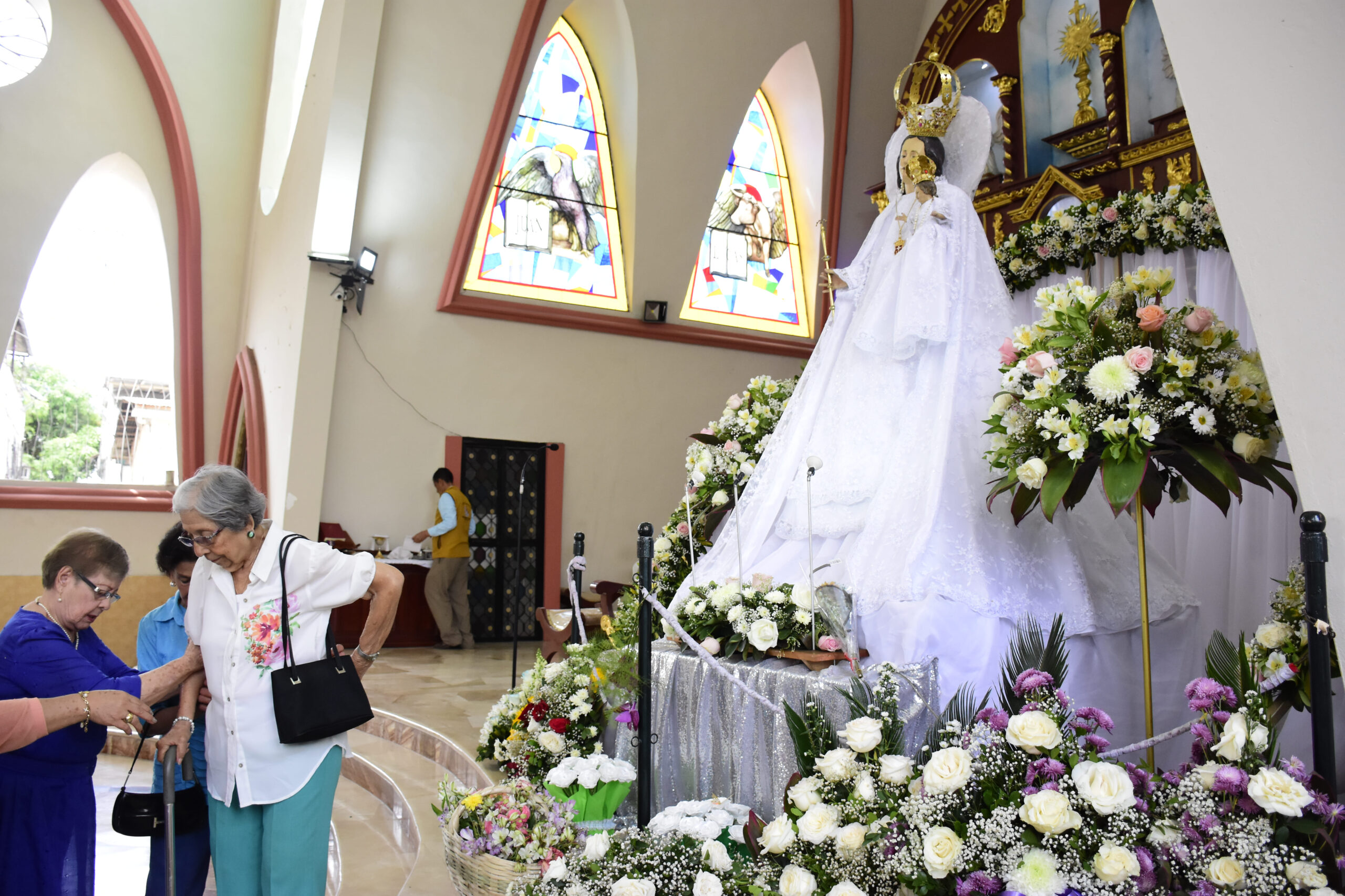 Una eucaristía en honor a la virgen La Merced
