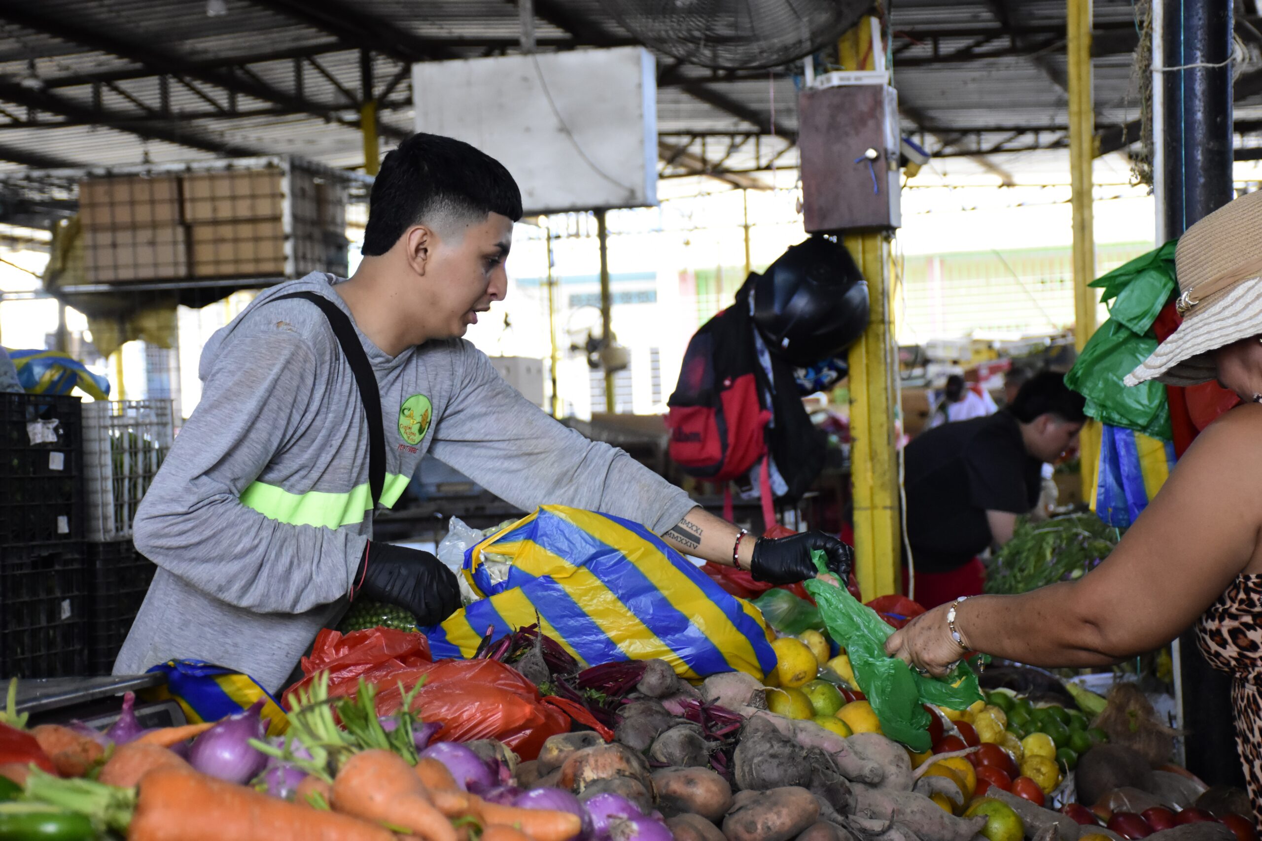 La venta de productos en el mercado de mayoristas en Portoviejo