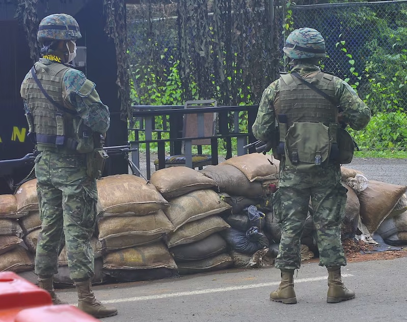 La Fiscalía General del Estado (FGE) y la Policía detuvieron a 16 militares y cinco civiles en una serie de allanamientos coordinados en varias provincias del país.