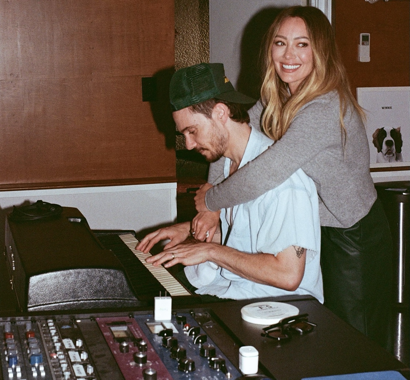 La actriz y cantante Hilary Duff junto a su esposo, el músico Matthew Koma. FOTO: hilaryduff (Instagram).