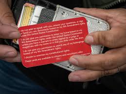 La “tarjeta roja” se ha convertido en un recurso clave para que migrantes, incluidos ecuatorianos, hagan valer su derecho a guardar silencio
