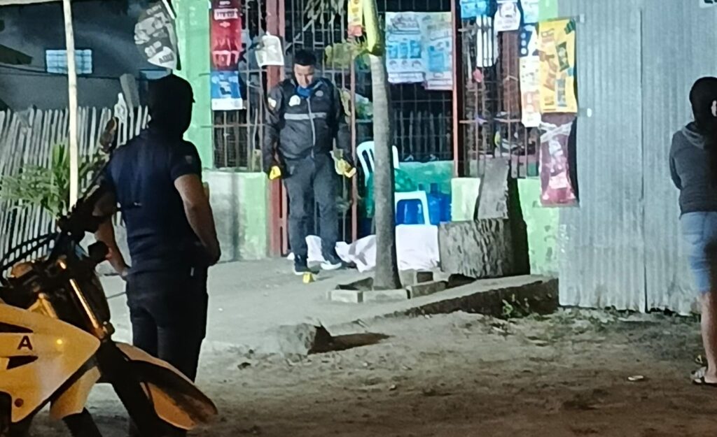 La víctima fue baleada cuando estaba sentada en el portal de una tienda.