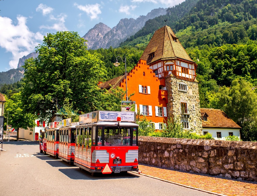 Liechtenstein, un microestado alpino entre Suiza y Austria, se distingue como uno de los países más ricos del mundo.
