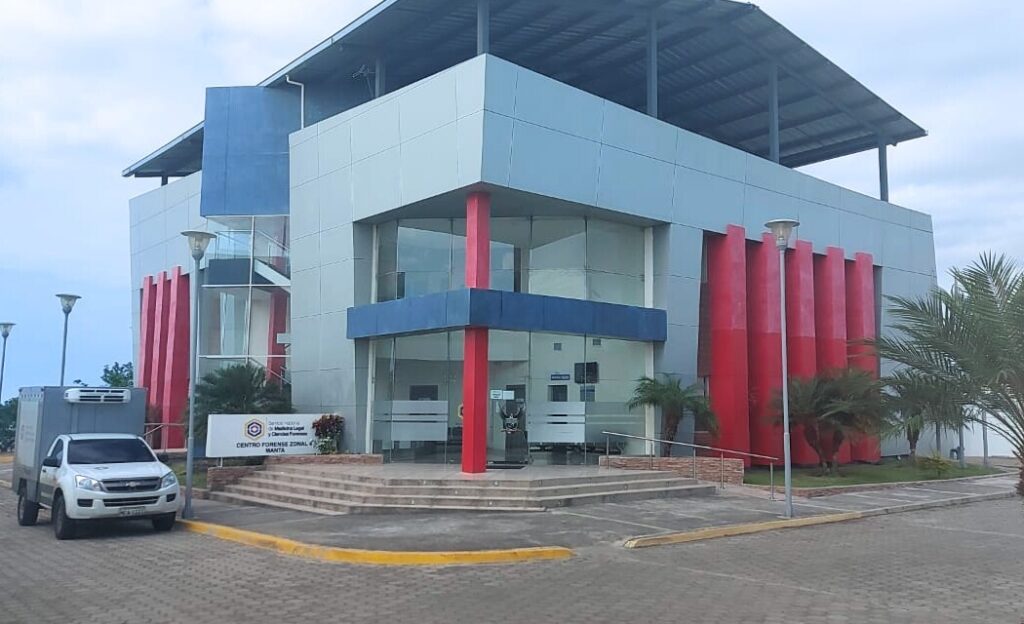Los cuerpos fueron trasladados al centro forense de Manta para la autopsia de rigor.