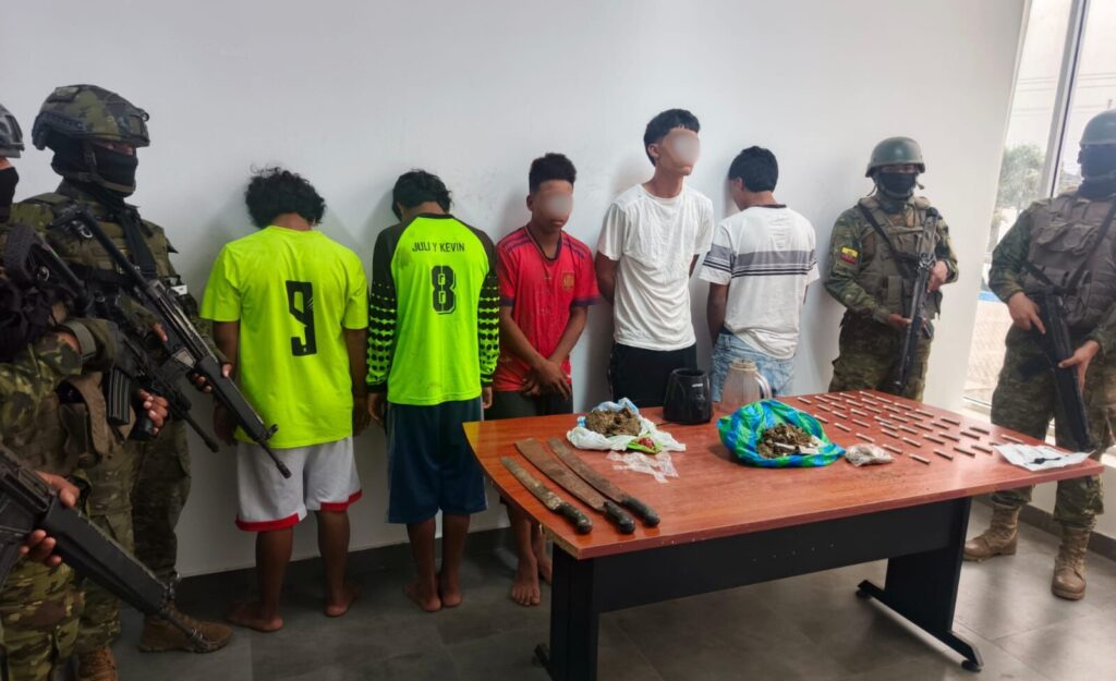 Los detenidos junto a las evidencias que fueron decomisadas por los militares.