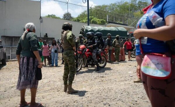 Los familiares de los reclusos llegaron hasta el centro de reclusión para saber el estado de salud de los suyos.