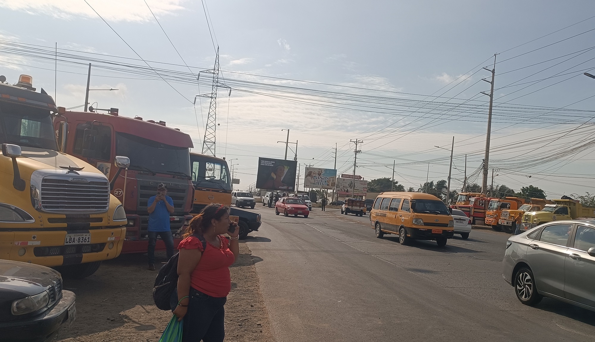 Transportistas pesados de Manta expresaron su rechazo al alza del combustible, alertando sobre impactos en la canasta básica.