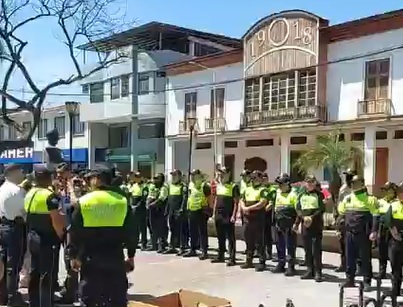Agentes civiles de tránsito de Manta presentaron un amparo constitucional tras más de cuatro meses sin recibir salarios.