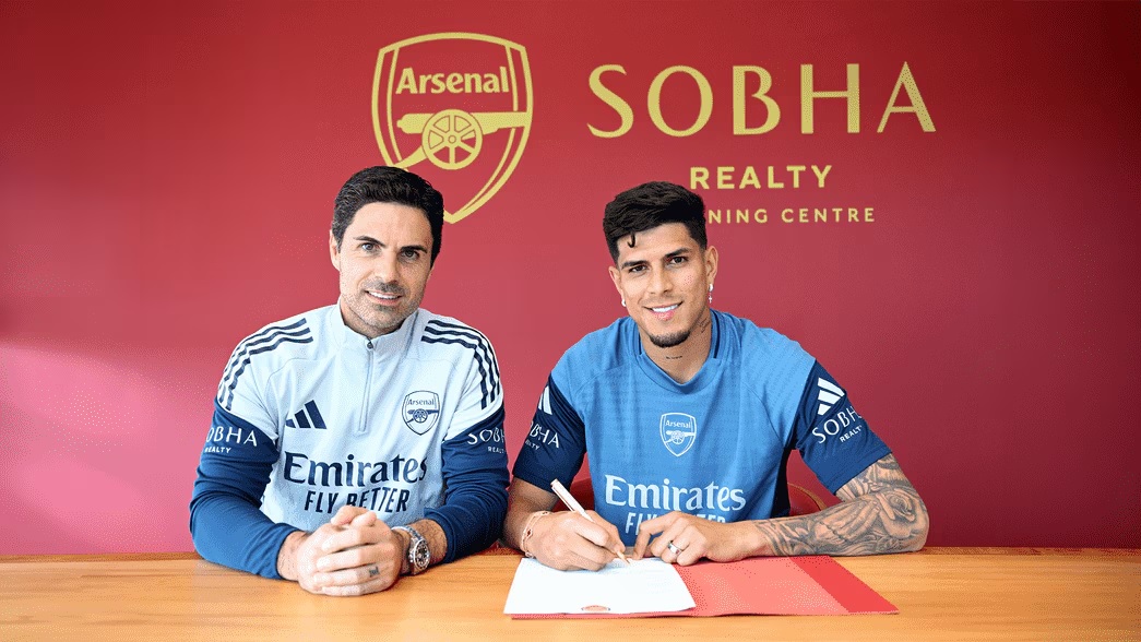 Mikel Arteta, entrenador de Arsenal junto al ecuatoriano Piero Hincapié
