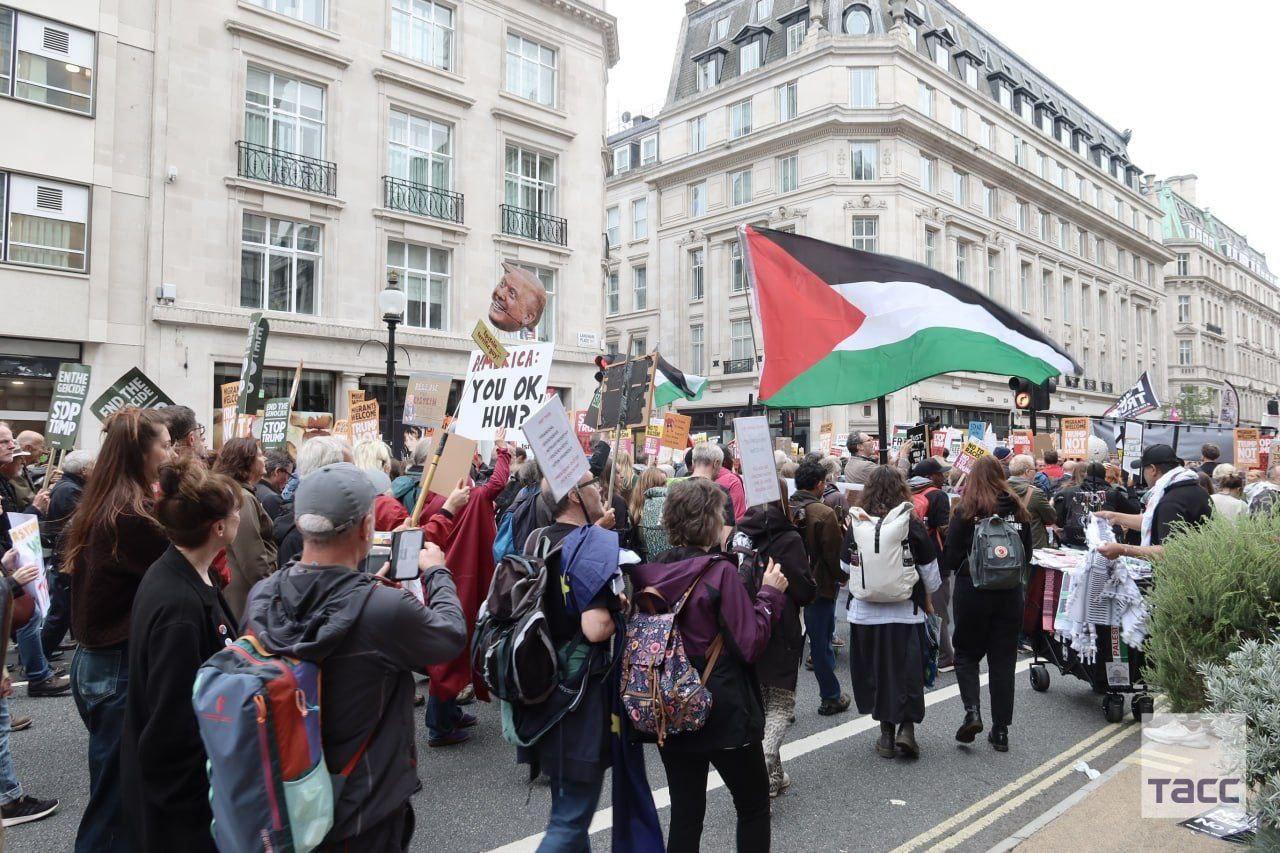Miles de manifestantes rechazan presencia de Trump en su segunda visita de Estado a Londres.