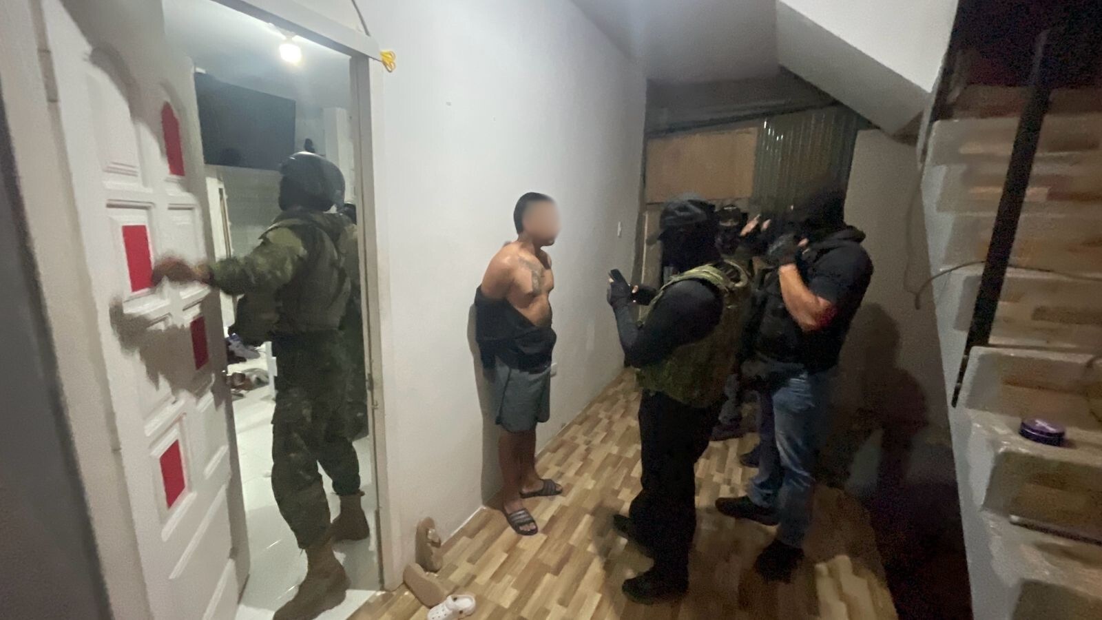 Momentos en que se realizaba el allanamiento donde fue detenido un sospechoso de pertenecer a la banda de Los Choneros.
