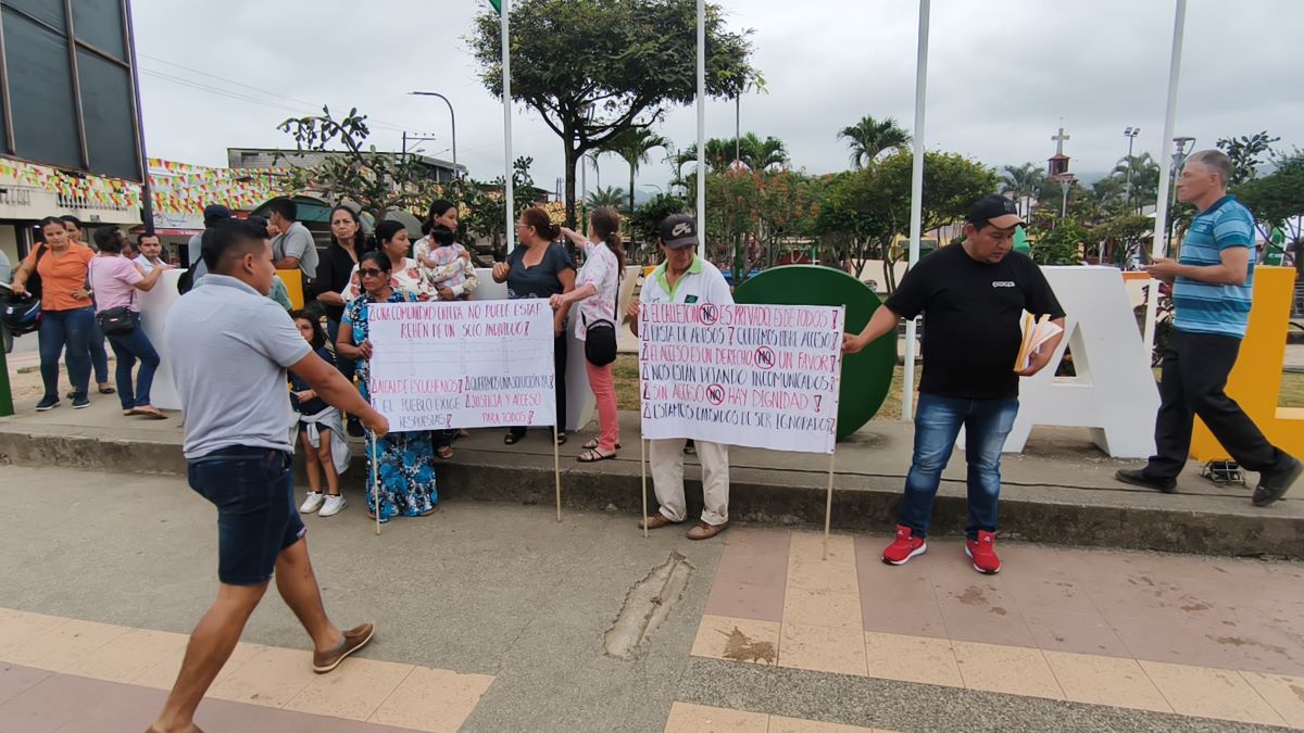 Moradores de la parroquia Zapallo llegaron hasta el municipio de Flavio Alfaro para exigir una solución a la falta de agua que afecta a más de 500 familias desde hace dos años.