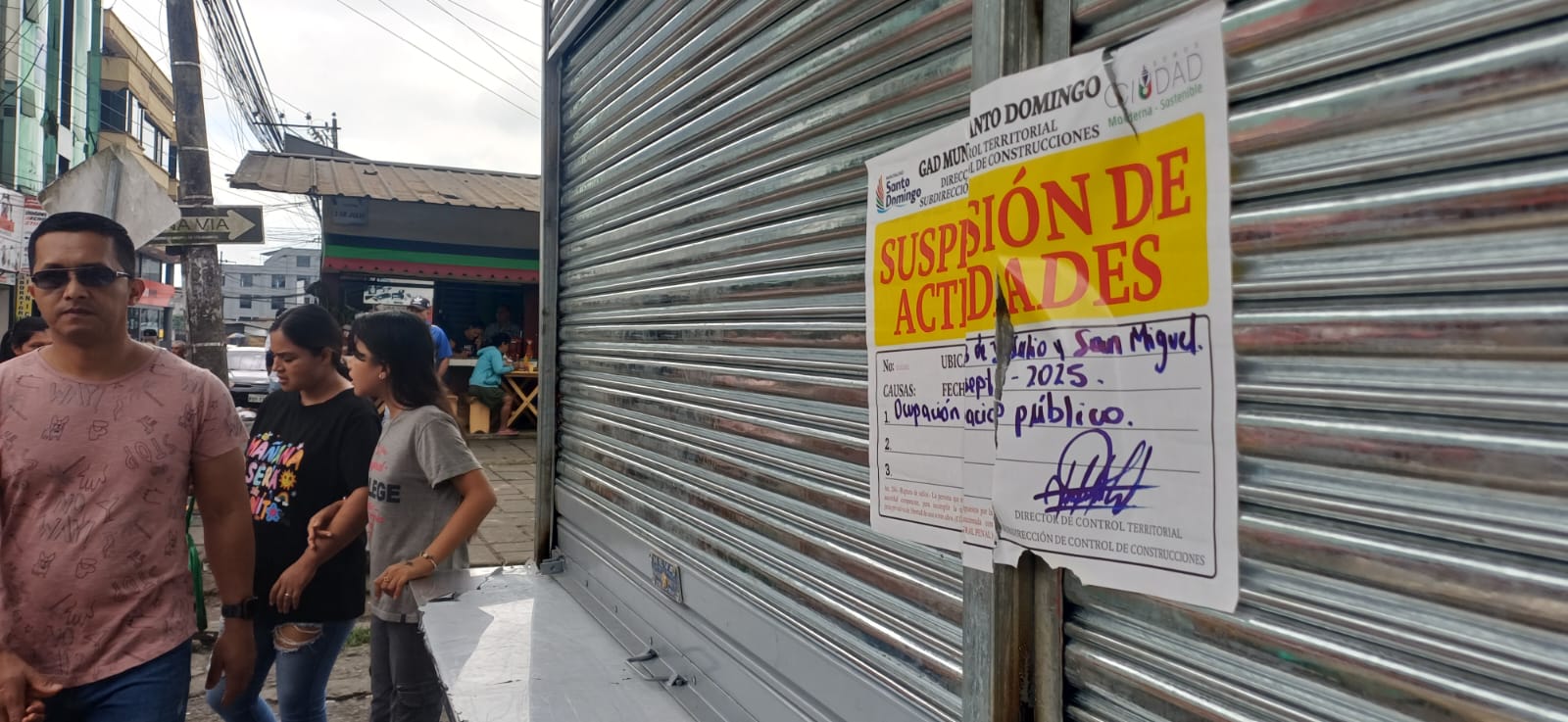Municipio de Santo Domingo clausura kiosco de pizza en la Av. 3 de Julio por denuncia ciudadana