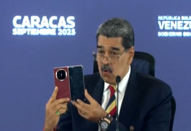 Nicolás Maduro, presentó ante periodistas un teléfono móvil de la marca Huawei, obsequiado por el presidente de China, Xi Jinping.