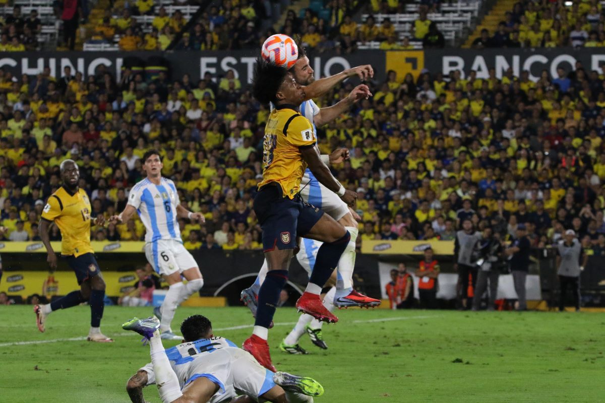 Nicolás Tagliafico realiza un golpe sobre el rostro de Ángelo Preciado en el área (Foto Williams Paladines)