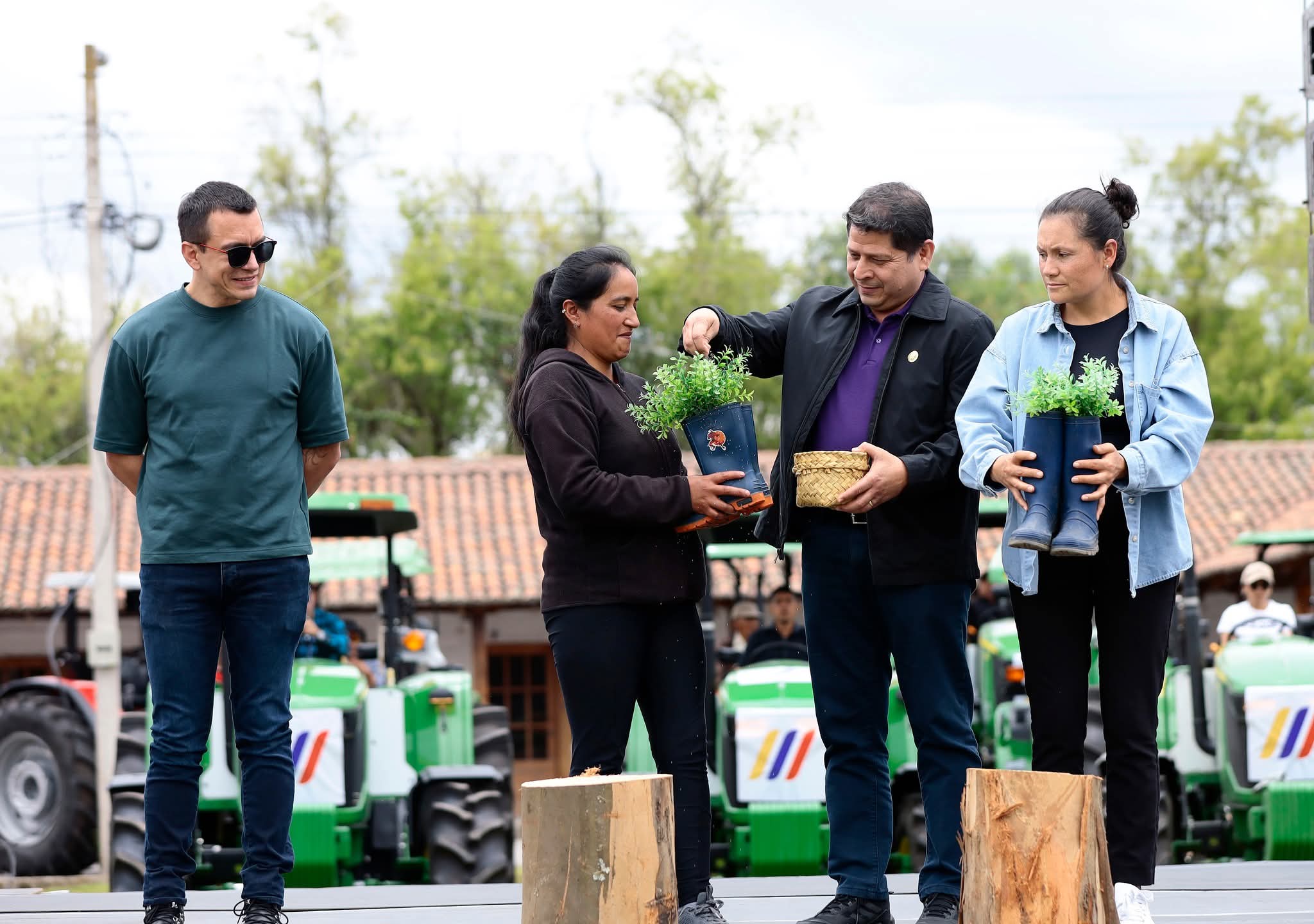Noboa entregó 70 mil Bonos Raíces y 100 tractores a campesinos en Chimborazo