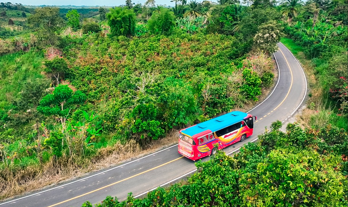 Nueva carretera conecta comunidades rurales de Santo Domingo, Esmeraldas y Manabí
