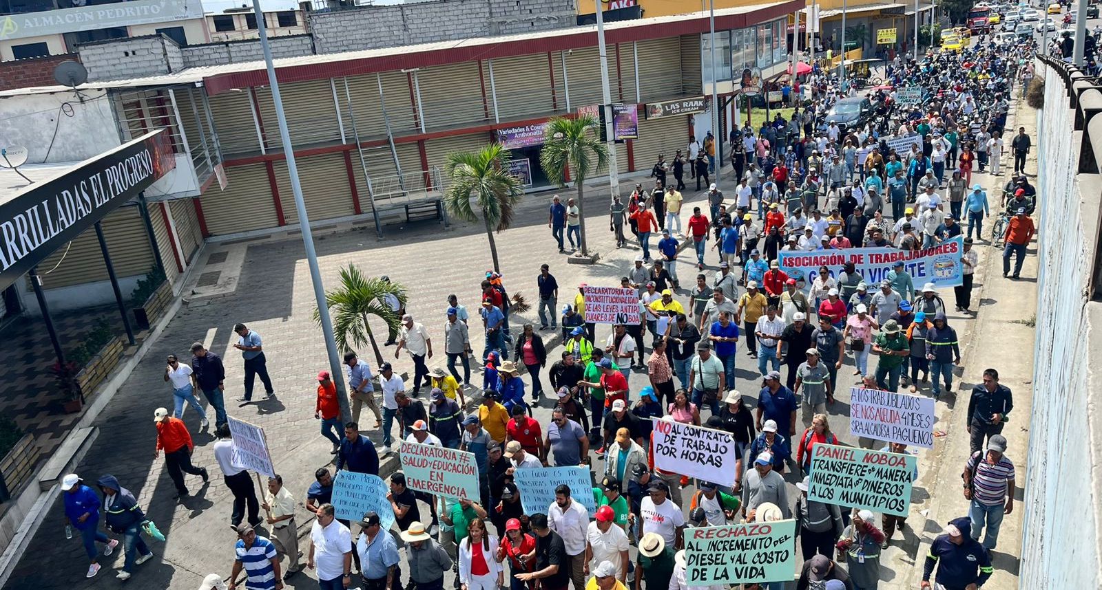 Obreros de Manta y otros municipios de Manabí marchan en reclamo del pago de sus salarios y asignaciones del gobierno