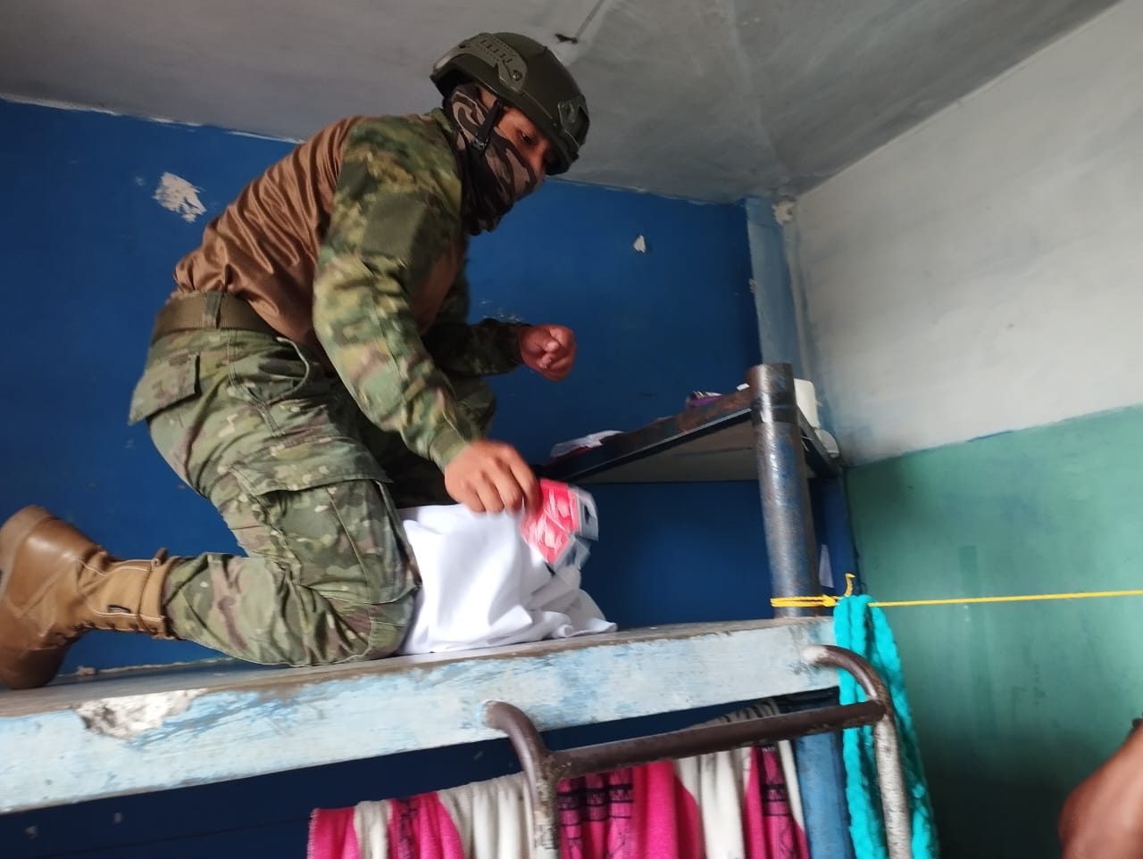 Operación en la cárcel Bellavista militares descubren celulares, cargadores y hojas de afeitar ocultas