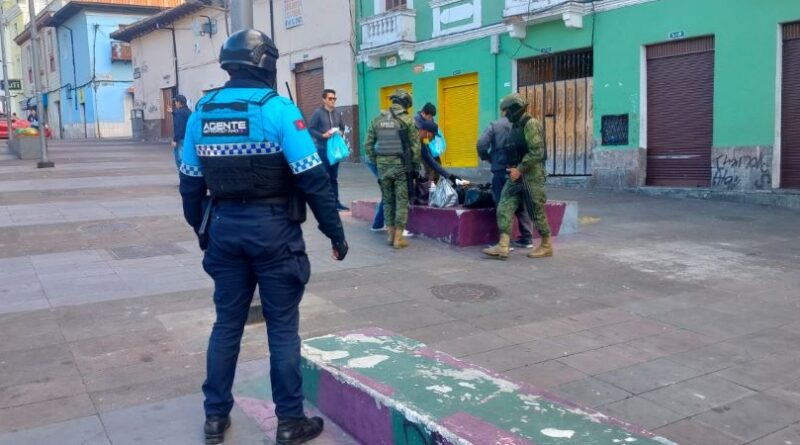 Operativo en el Centro Histórico de Quito dejó decomisos de armas, alcohol y productos de contrabando