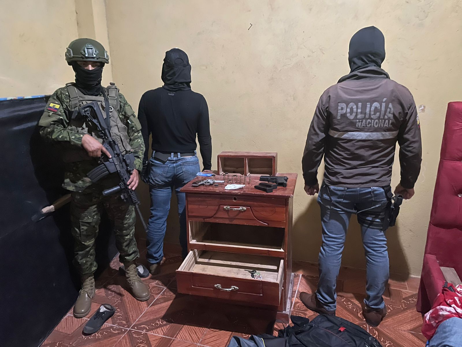 Operativo militar-policial en Puerto Quito deja un detenido y armas incautadas