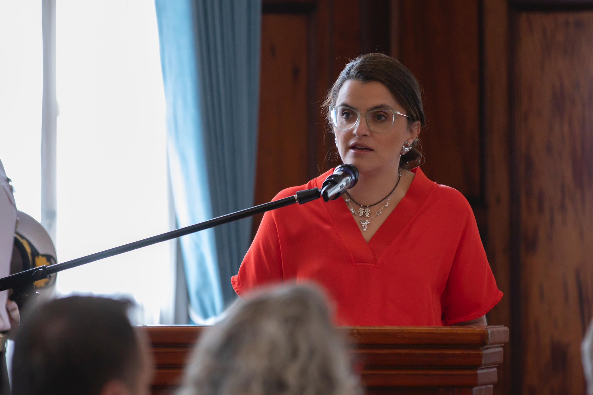“Persona no grata”: indígenas expulsan simbólicamente a la vicepresidenta María José Pinto