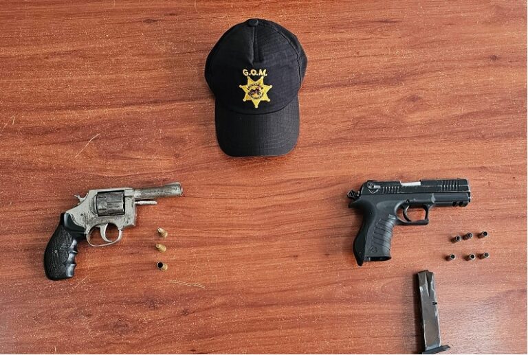 Policía decomisa armas de fuego y detiene a menor en operativo en Pedernales