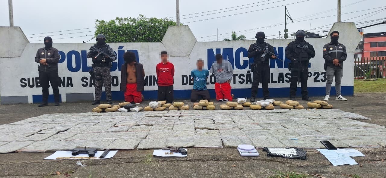 Policía decomisa droga y armas y captura a cuatro ciudadanos en Santo Domingo